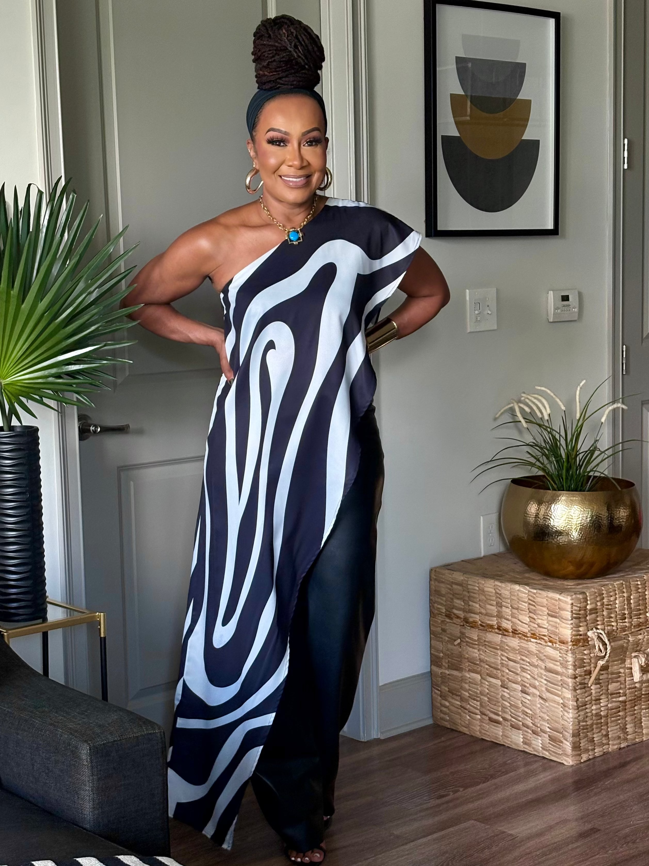 THE ART IN MOTION BLACK AND WHITE ASYMMETRIC TOP
