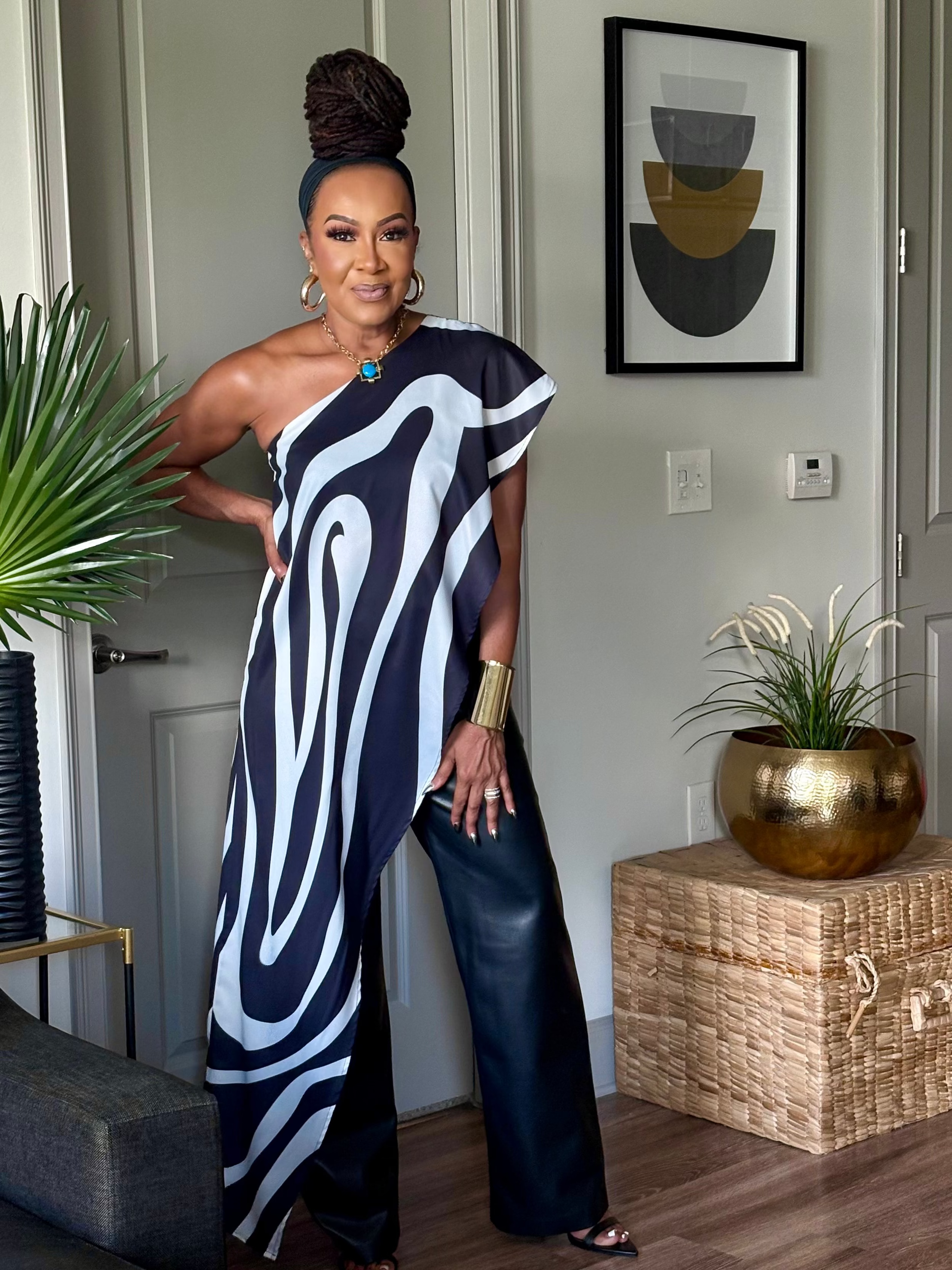THE ART IN MOTION BLACK AND WHITE ASYMMETRIC TOP