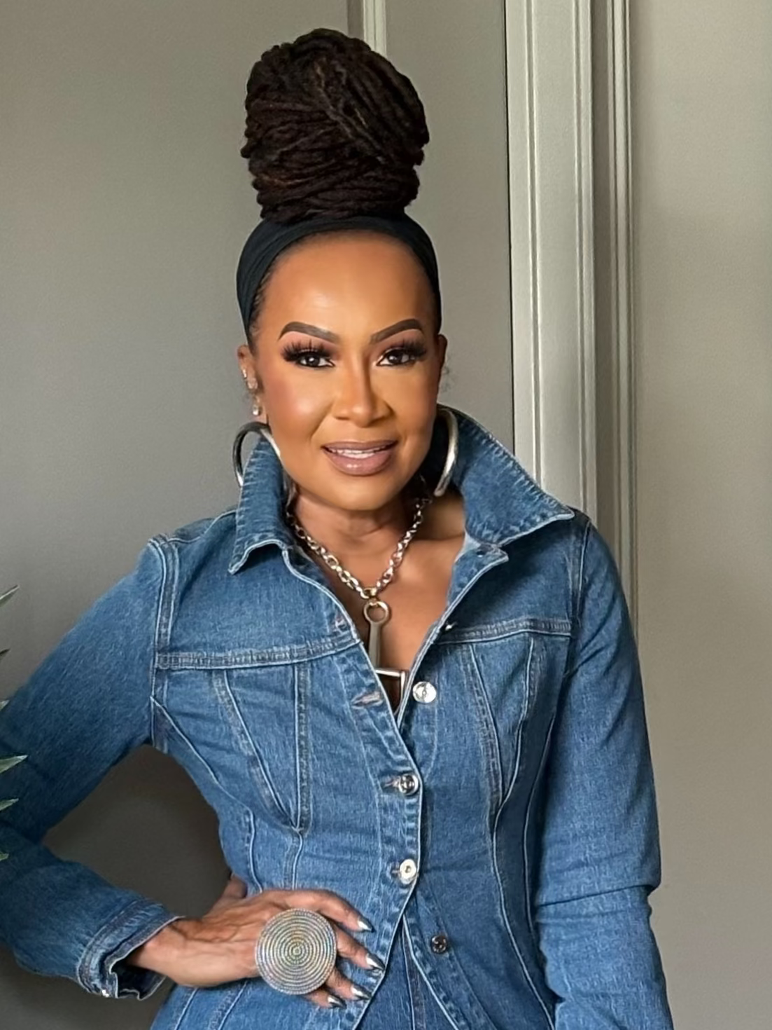 THE SCULPTED MEDIUM WASH DENIM JACKET