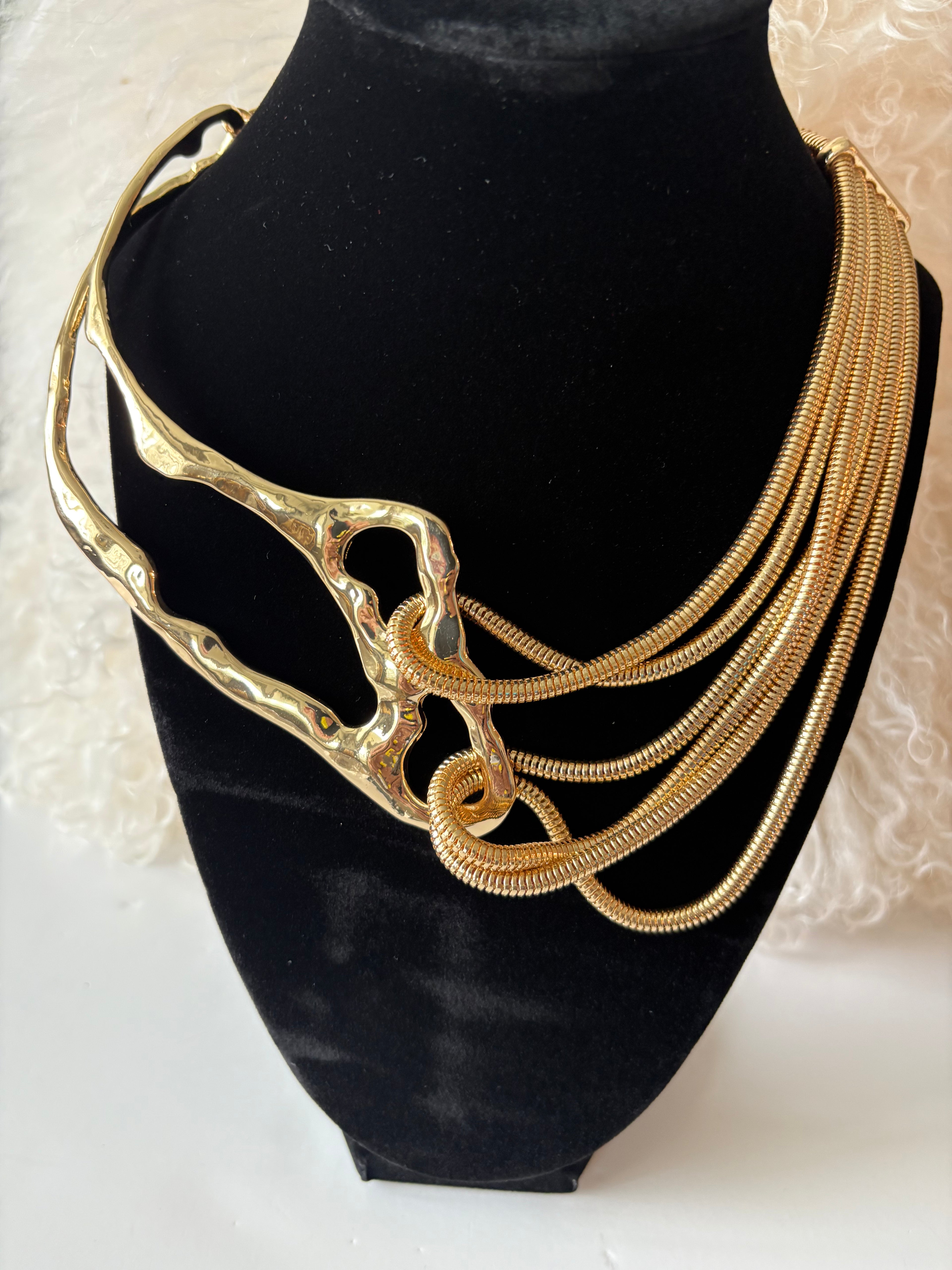SCULPTED IN GOLD NECKLACE